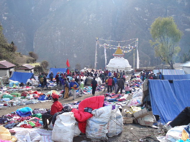 ナムチェのバザールです。<br />名前のとおり。<br />大勢の人で賑わっています。<br />こんな山奥なのに。