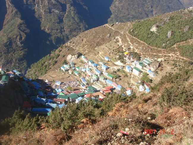 第3日目。<br />この日は高度順応の為、ナムチェへ連泊。<br />日の高いうちに、ナムチェから丘を登りシャンボチェへ行ってまた降りてきます。これで順応になるらしい！？丘へ登るとナムチェが上から見下ろせます。