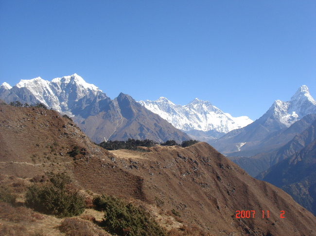 丘を登り、このような道を行くとシャンボチェ。