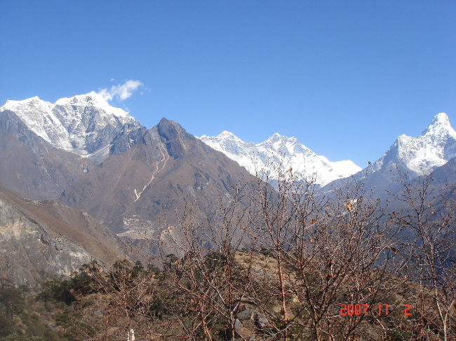 これぞトレッキング。<br />山を見ながら歩くのって楽しい。<br />