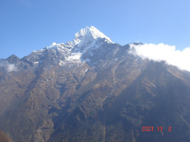 そびえたつ山。