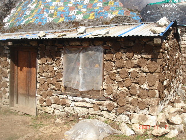 途中、牛糞の家もありました。