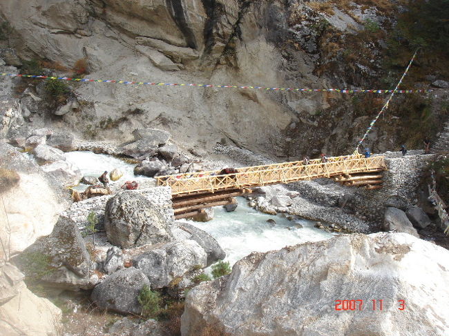 こんなつり橋を渡り。