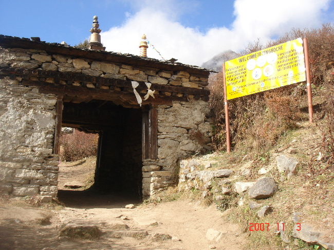 ヒラリーさんのつくった学校がこの先にあるらしい！？です。