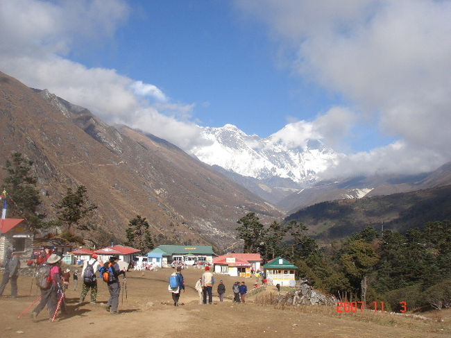 やっとタンボチェ到着！<br />なんか広場みたいに広々としているところです。