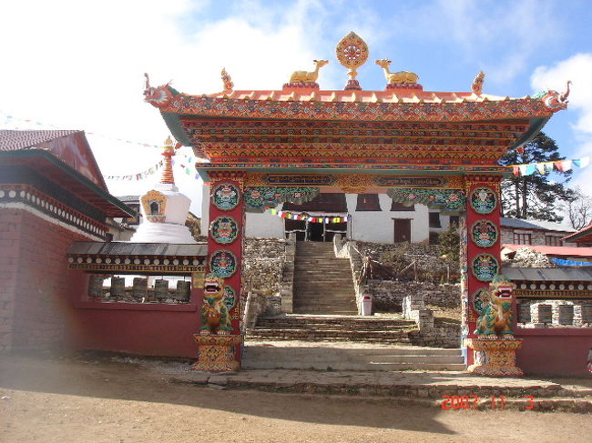 ゴンパもありました。<br />ですが。<br />中に入ると皆の足の臭い！？が臭い！<br />ここタンボチェでは美味しいケーキも食べられました。