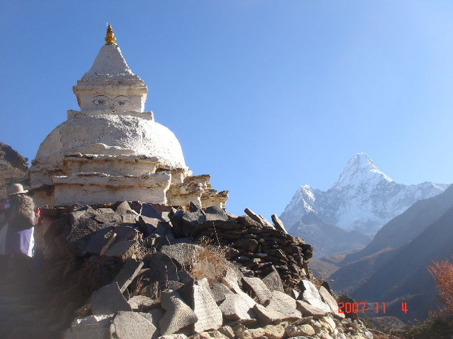 ストゥーパも道行く道にあります。