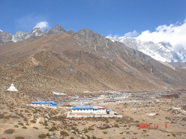 やっとディンボチェの町が見えてきました。