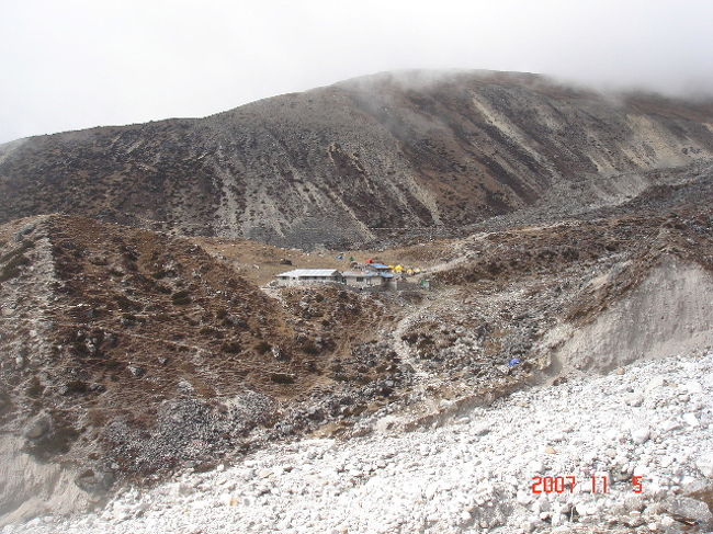 トゥクラ到着。<br />あそこに小さく見える町がトゥクラです。