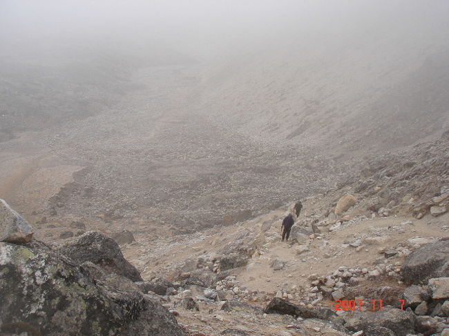 道がだんだんと険しくなってきました。<br />岩場が多し。