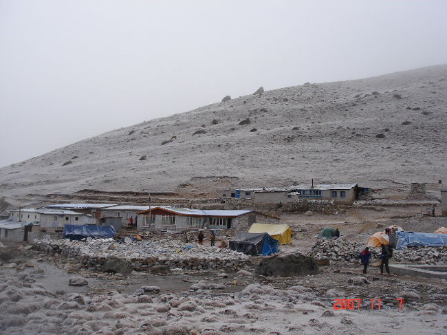 寒さに耐えて、やっとゴラクシェップ到着。<br />空気が薄い。