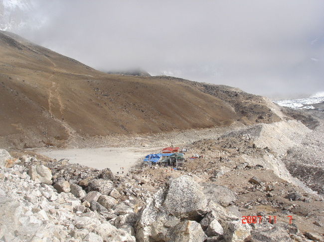 さてゴラクシェップで腹ごしらえをし、<br />いざエヴェレストB.C.を目指します。