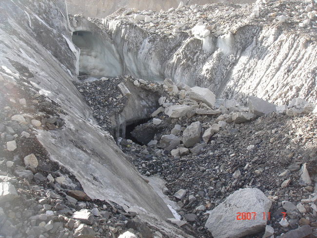 足場が悪い。<br />岩が崩れてくるから早く通りぬけるようにと<br />何度ガイドに言われたか知れません。<br />落ちる人がよくいるそうです。