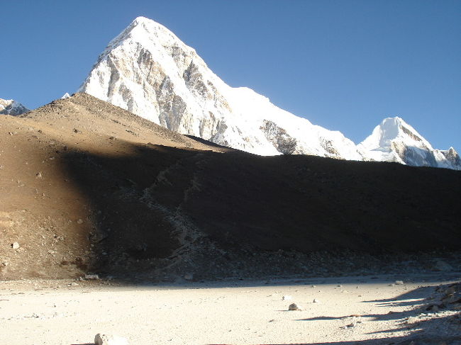 さて、第9日目の明日はこの道を登ってカラ・パタール登頂です。ただエヴェレスト・ベースキャンプで疲れてしまって登れるかどうか、不安。