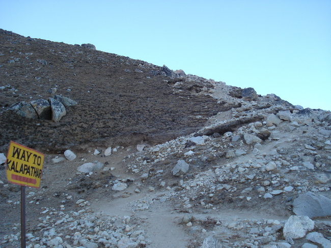 こーんな道をただひたすら登っていくのです。