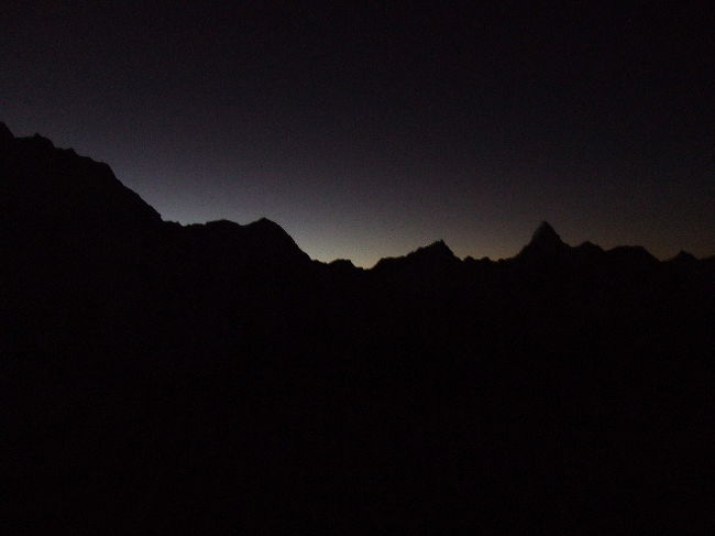 第9日目。<br />朝4時、夜明け前、ヘッドランプを装着し、暗闇の中、ただひたすら、カラパタールを目指した。<br />眠気と前日までの疲労でつらい道のりだったけど、そんな私達を待っていたのは想像もつかないようなダイナミックな山達でした。夜明け前のカラパタールにて。