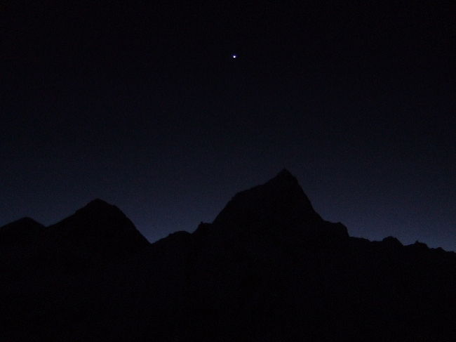 うっすらと暗闇の中で浮かび上がる山達。
