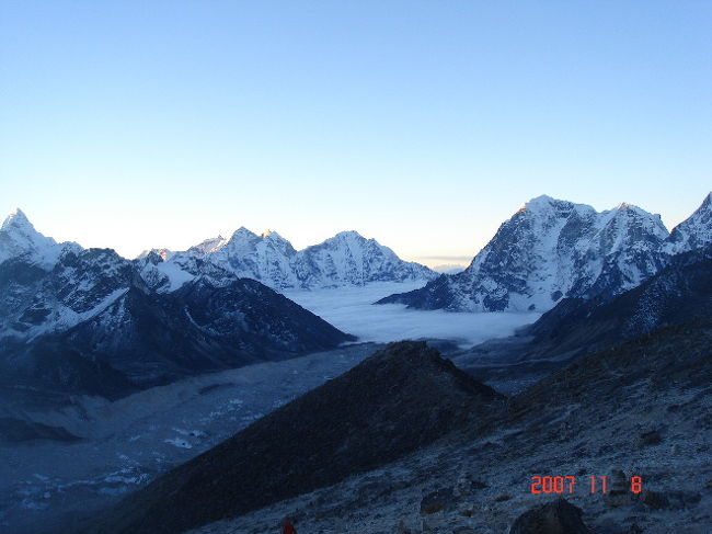 朝日が昇るころのカラパタールにて。