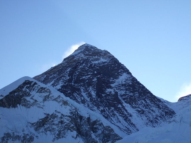 でも何といっても存在感を示すのは、眼前に大きくそびえるエヴェレストでした。