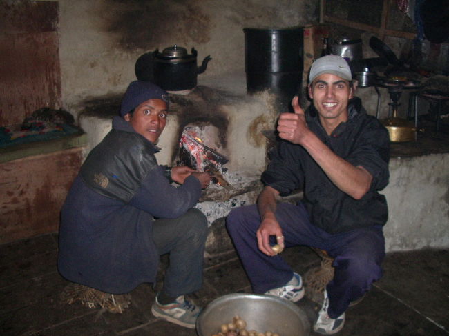 フェリチェのロッジの人達。<br />ここはなかなか、チャン（どぶろくみたいなお酒）とスクティ（乾し肉）が美味しい！