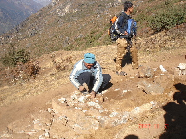 *番外編*その2。<br />道を作っている村の人。