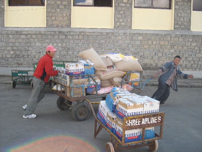 *番外編*その6。<br />ルクラ空港にて。<br />ビールも空輸。<br />だから山の値段は高い。