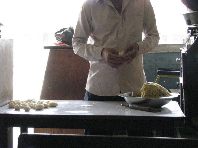 食堂でモモを作っていたのでパチリ。<br />なんとなく中国っぽい。