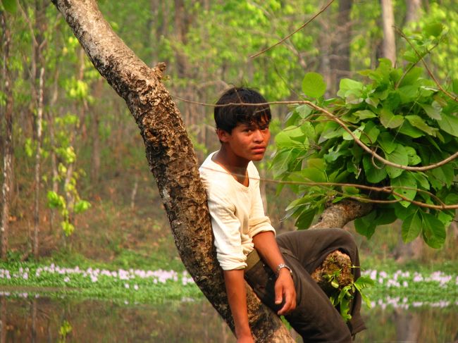湖で釣りをする少年。<br />何人かでやってたけど釣れた気配は全くなかった・・・。