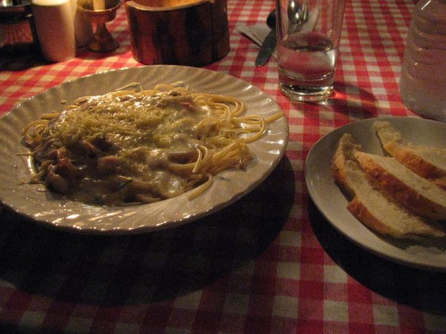 マンマミーアというホテル近くのイタリアンレストランが激ウマ！<br />朝昼晩と何回か食事したけどどれも美味しくハズレなし！<br />値段も高くないしお店の人も親切だった。<br />でも何故か英字新聞を持ってきて読めというのよね・・・英語あんまわかんないのに。