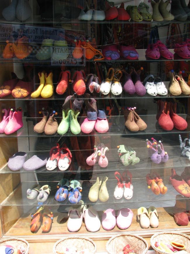 こんな可愛いフエルトの靴が！！<br />結構なお値段だったけど思わず買ってしまった・・。<br />ネパールのこういうセンスはホントに素敵。