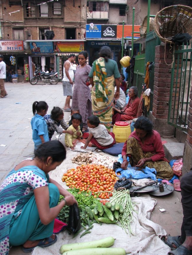 野菜を売る人達。<br />側で子供がキャーキャーやってて可愛い。