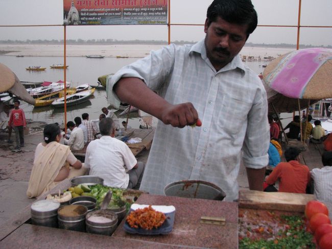 謎の食べ物を作るおっさん。