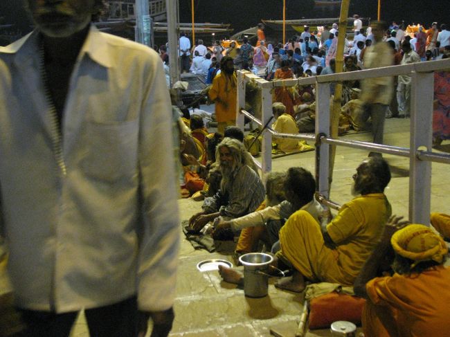 物乞いが列になって階段にならんでます。<br />あまりに人数が多すぎてきりがない・・。