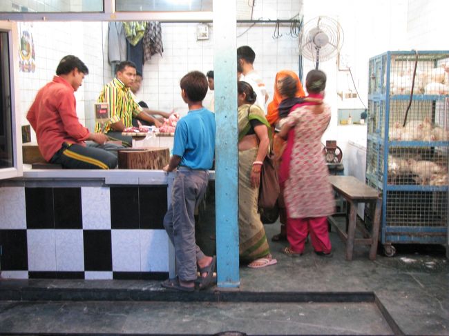 肉屋。<br />食卓にのぼるのを待つ鳥達が・・・。