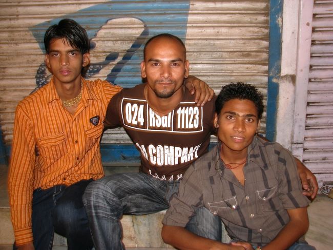 メインバザールの兄ちゃん達。<br />外国人に声をかけてはトークするのが趣味の模様。<br />ちょっと見た目怖いけど根はいい奴らで何だかんだおごってくれたりリキシャの値段交渉をしてくれたり親切だった。<br />だけど「俺のおごりのチャイが飲めないのか！？」とか言うのはやめてくれ・・・腹がチャイでチャプチャプだっつーのに・・・。