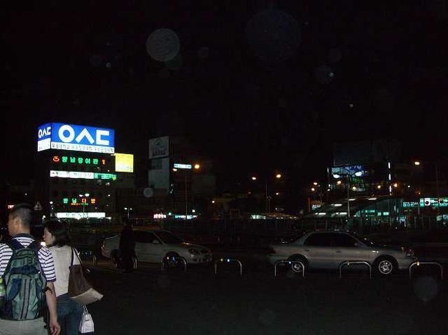 大田（テジョン）駅前ロータリー<br /><br /><br />ちょっと暗いですが、大田（テジョン／Daejeon ）駅前は大きなロータリーになっていて、車がたくさん停まっていました。