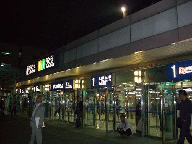 KORAIL太田（テジョン）駅<br /><br /><br />大田（テジョン／Daejeon ）駅の外観です。<br />高速鉄道KTXの駅と言うことだけあって、ご立派な駅でした。<br />この辺は日本の駅と同じようなイメージですね。