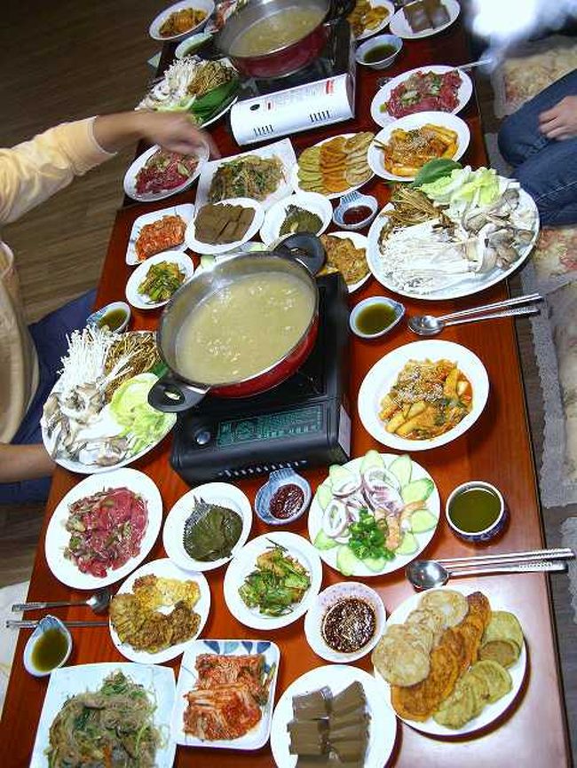 本場韓国家庭料理<br /><br /><br />大田（テジョン／Daejeon ）駅から車で30分程度、友人宅に招待されました。そして、自分たちが到着したときには既に机の上にはたくさんの韓国家庭料理が並んでいました。<br />ちょっと食べきれないかも＾＾；