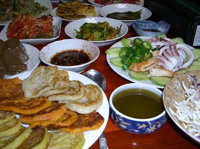 手作り料理<br /><br /><br />大きなテーブルに並んだ料理は全て奥さんの手作りです。<br />これだけの料理を振る舞われて、おみやげに持って行ったのはちょっとした本だけ＾＾；<br />ちょっと申し訳なかったなぁ。。。<br />どれもすごくおいしい料理でした。