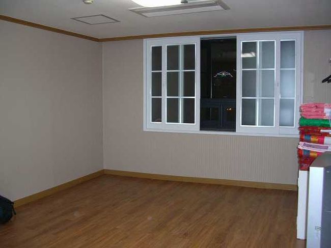 食後はホテルへ<br /><br /><br />たくさんの料理で満腹になり、楽しい話をしているとあっという間に時間が過ぎてしまいました。<br />その後は友人が車でホテルまで送ってくれました。<br />今回のホテルは儒城温泉（ユソンオンチョン／Yuseong-oncheon）にあるユジンホテルです。<br />今回は私のリクエストで友人がオンドル部屋（韓式）を取ってくれました。