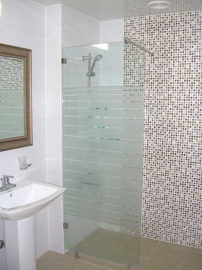 シャワールーム<br /><br /><br />そのユジンホテルの韓式部屋のシャワールームです。<br />水回りも安い割にはきれいで清潔感のあるホテルでした。<br />確か一泊W60,000位（一部屋）だったと思います。