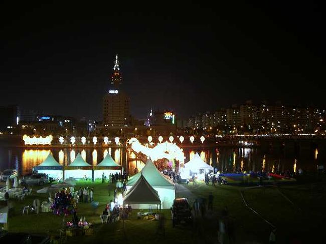 夜景観賞<br /><br /><br />夜も遅いのに、ユジンホテルの部屋に荷物を置いて、大田（テジョン／Daejeon ）の名物の一つでもあるEXPO科学公園に連れて行ってもらいました。<br />夜はちょっと肌寒く、風が冷たく感じました。<br /><br /><br />■Photolibrary<br />http://www.photolibrary.jp/img65/69_193748.html