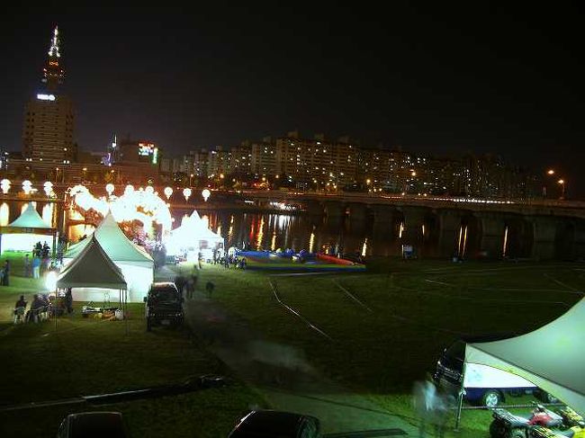 ルミナリエ<br /><br /><br />EXPO科学公園ではライトアップされたルミナリエが並んでいました。<br />夜も遅いのですが、たくさんの人で賑わっていました。