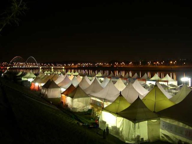 たくさんの屋台<br /><br /><br />河原を利用した広大なエリアにはたくさんの屋台が出ていました。<br />写真がうまく撮れませんでしたが、遠くのライトアップした橋もきれいでした。