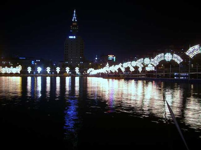 イルミネーション<br /><br /><br />せっかくなのでちょっと河原の所まで行ってみました。<br />川には大きなフロートを利用して橋が架かっていて、川に映るイルミネーションがきれいでした。<br /><br /><br />■Photolibrary<br />http://www.photolibrary.jp/img65/69_193757.html