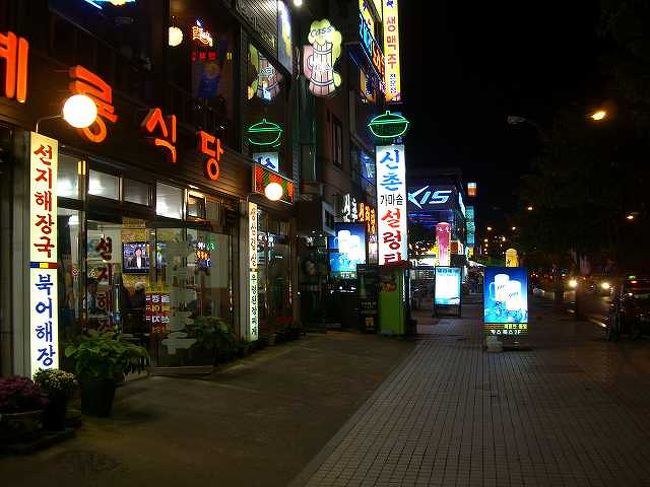 軽く一杯<br /><br /><br />ユジンホテルの隣には食堂や飲み屋が並んでいました。<br />夕食が豪華すぎて腹は減ってはいませんが、少し飲みたい気分だったので、ちょっと周辺を歩いてみることにしました。