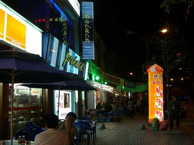 コンビニで一杯<br /><br /><br />結局、繁華街まで行って戻ってきました。<br />何か食べたいわけではなかったので、コンビニで焼酎とつまみなどを買って外のベンチで男二人、飲むことにしました。<br />コンビニの前にもベンチが出ているところがうれしいですが、外の気温はだんだん寒くなってきて、早々に退散しました＾＾；