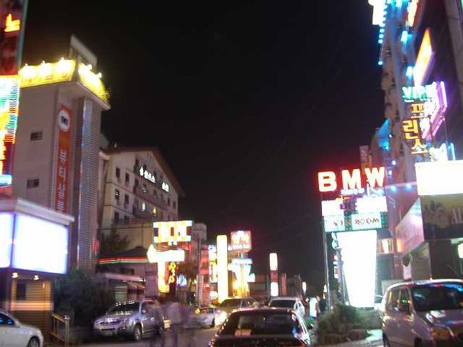 中心部の夜景<br /><br /><br />儒城温泉（ユソンオンチョン／Yuseong-oncheon）の中心地の夜景です。<br />いい加減夜も遅くなったので、ホテルに戻って休むことにしました。<br /><br /><br />＜Part11：百済文化祭・公州編＞に続く<br />http://4travel.jp/traveler/jyshp/album/10267964/