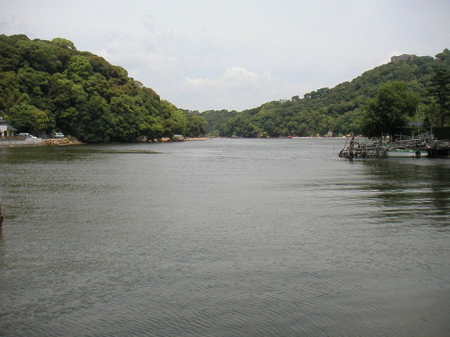 赤いロケットというかサンダーバード３号の形をした船が走っていきます。<br />たぶんこれ↓だと思います。<br />http://www.fantommarine.com/