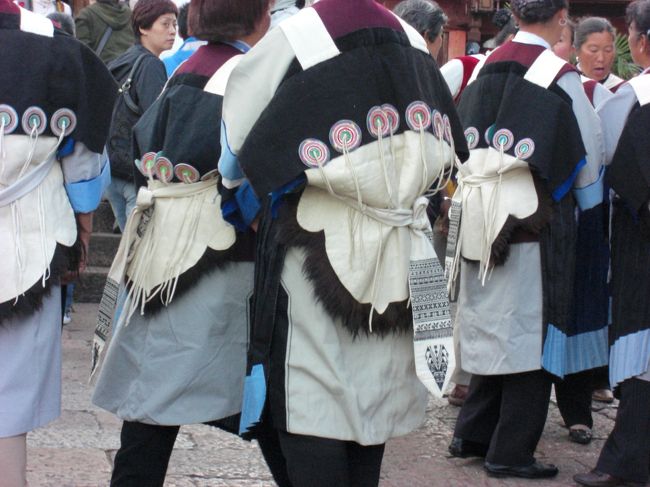 ナシ族の民族服<br />　後姿を